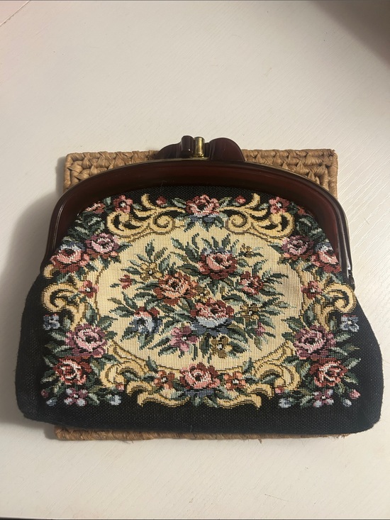 Vintage Handbags - Vintage Hong Kong petit-point/tapestry Kisslock Purse 1960s EUVC